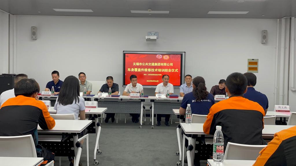 一群人在餐廳里中度可信度描述已自動(dòng)生成