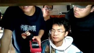 男人和女人的自拍 低可信度描述已自動(dòng)生成