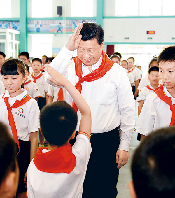 2014年5月30日上午,中共中央總書記、國家主席、中央軍委主席習近平來到北京市海淀區(qū)民族小學,參加慶祝“六一”國際兒童節(jié)活動。這是習近平參加少先隊入隊儀式。 新華社記者 李濤/攝