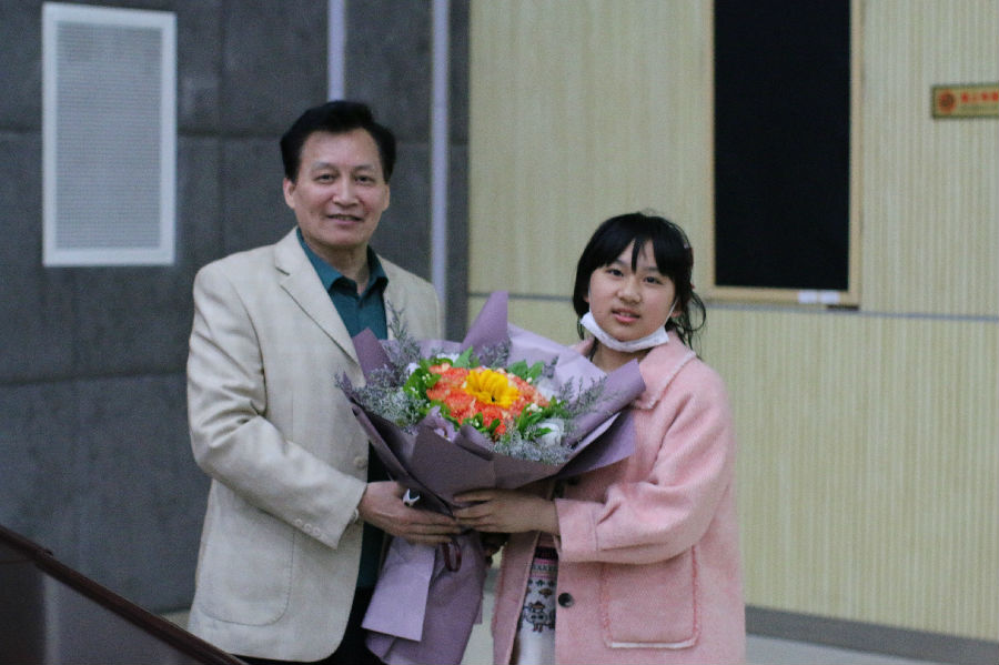 學生獻花1.jpg