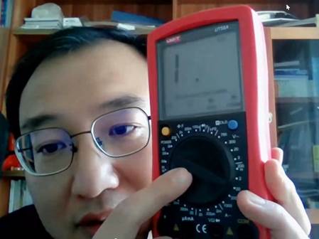 人拿著手機(jī) 低可信度描述已自動(dòng)生成