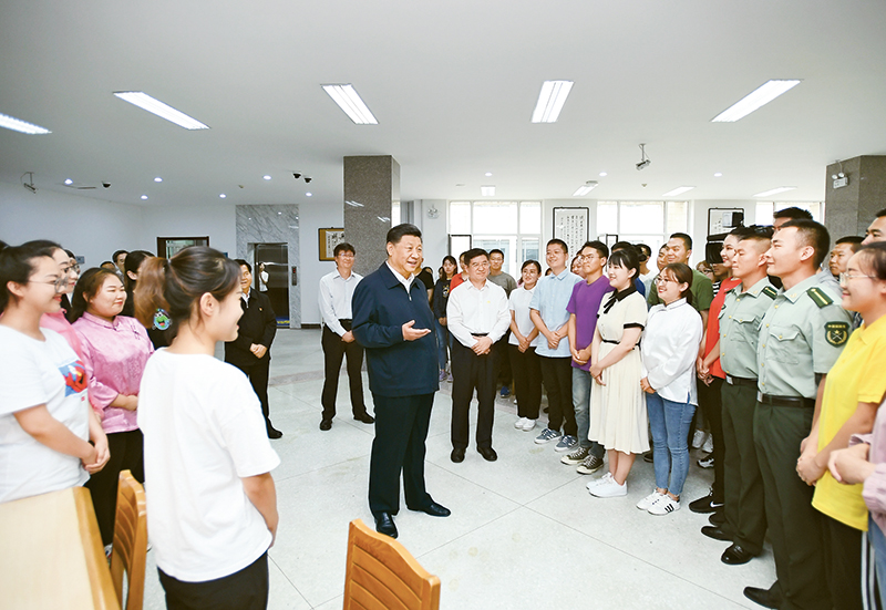 2019年7月15日至16日,中共中央總書記、國家主席、中央軍委主席習近平在內(nèi)蒙古考察并指導開展“不忘初心、牢記使命”主題教育。這是16日上午,習近平在內(nèi)蒙古大學圖書館同學生們親切交談,勉勵他們志存高遠、腳踏實地、發(fā)奮圖強。 新華社記者 謝環(huán)馳/攝