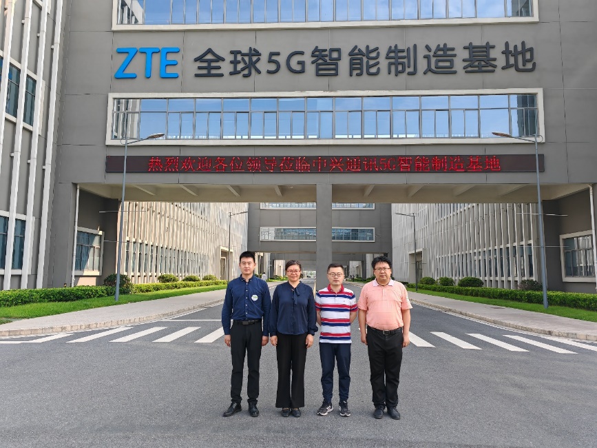 一群人站在建筑前的路上走描述已自動(dòng)生成